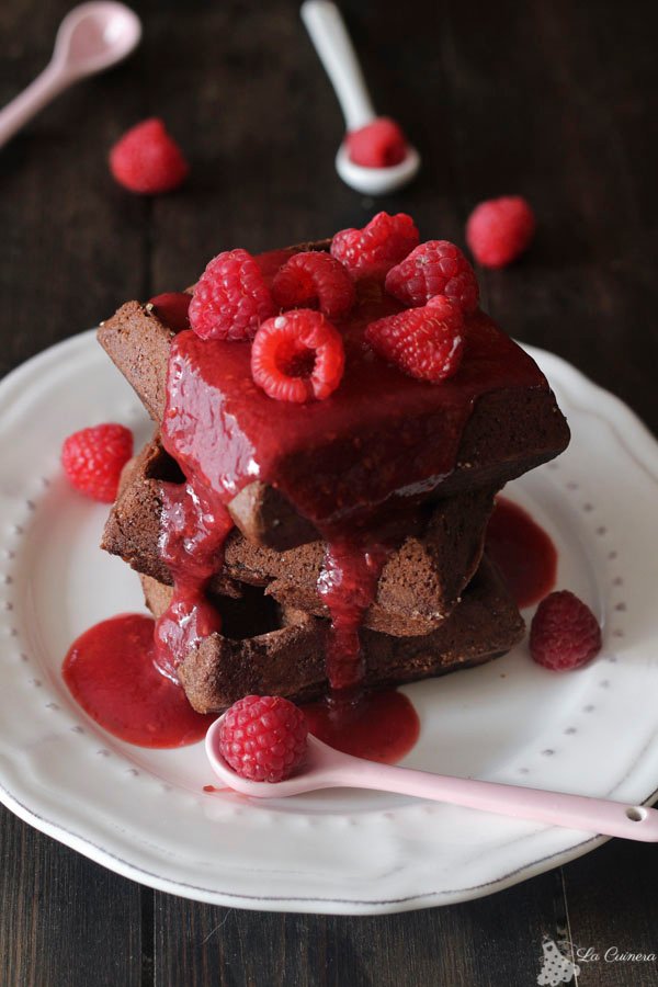 Gofres de chocolate con salsa de frambuesa Gofres de chocolate con salsa de frambuesa