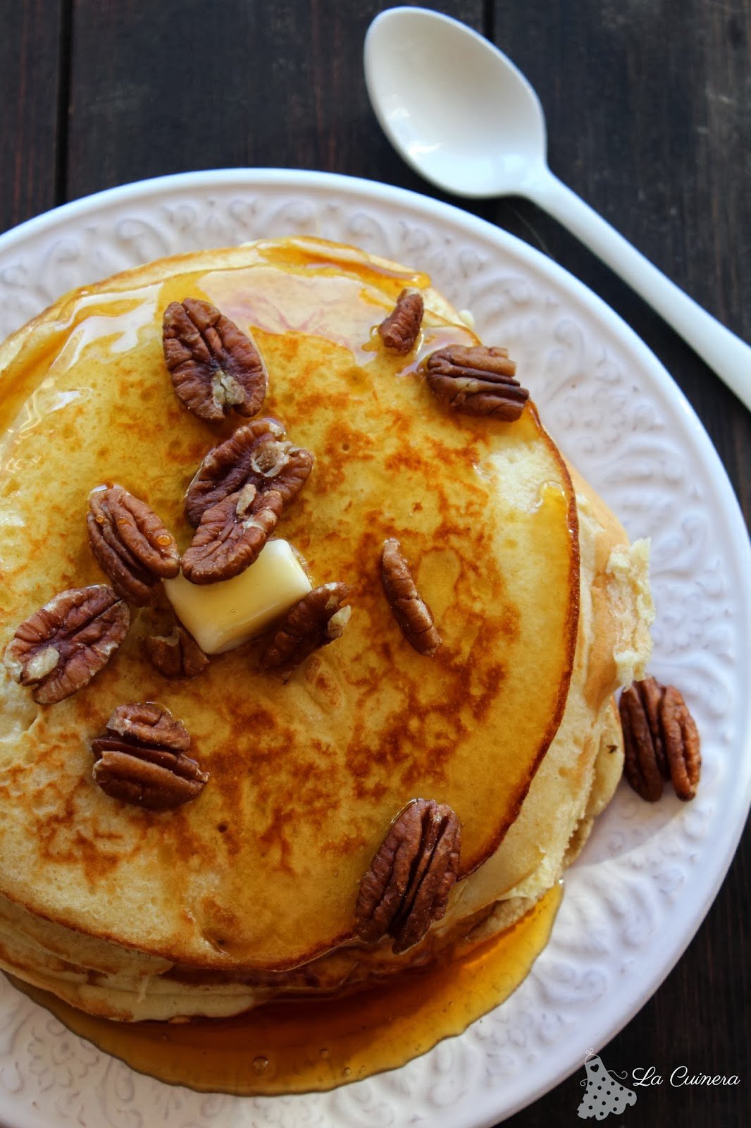 pancakes con miel, nueces pecanas y mantequilla receta de pancakes